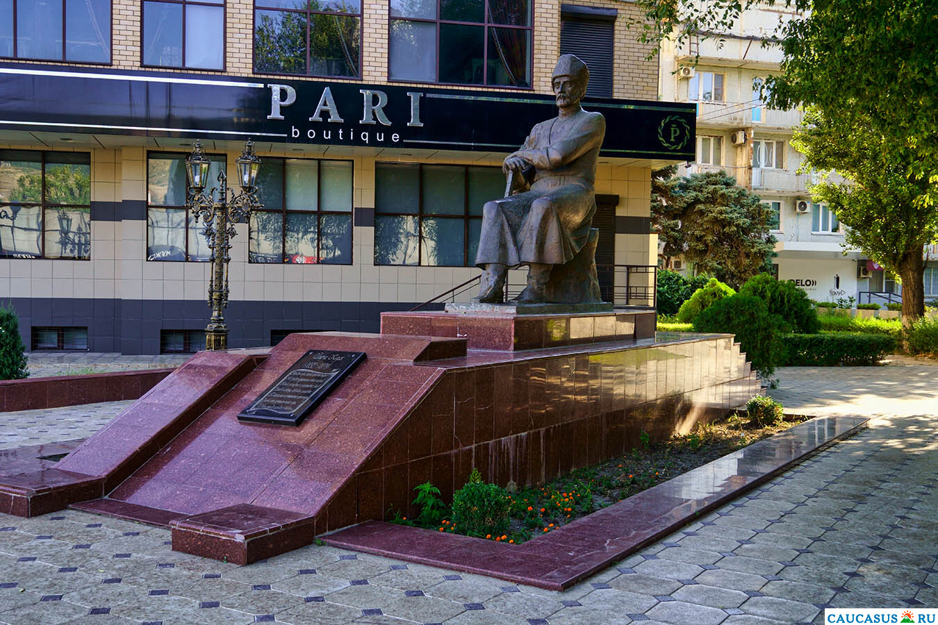 Памятник поэту Иырчи Казаку