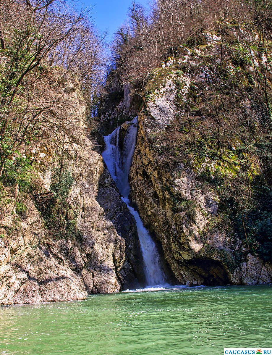 Средний Агурский водопад