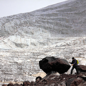 Каменные грибы  ледника Уллу-Чиран
