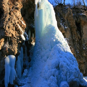 Большой медовый водопад зимой.