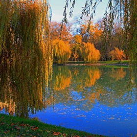 Озеро у замка Эркен Шахар.