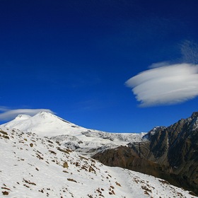 Эльбрус и линзовидное облако.